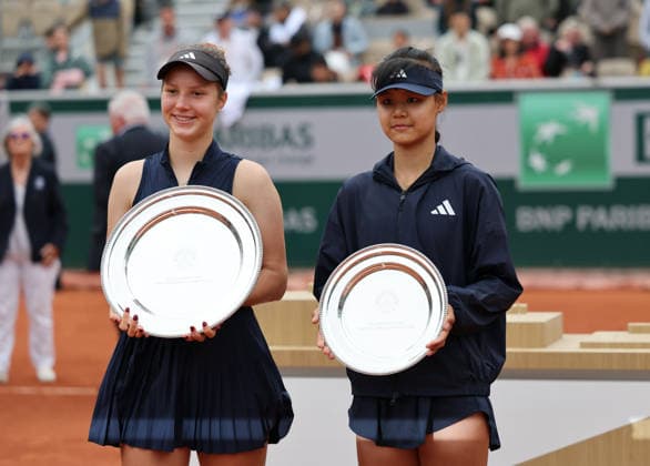 (260606) -- PARIS, June 6, 2026 -- Alisa Oktiabreva (L) of Russia and Sun Xinran of China pose during the awarding ceremony after the girl s singles final match at the French Open tennis tournament at Roland Garros, Paris, France, June 6, 2026. ) (SP)FRANCE-PARIS-TENNIS-FRENCH OPEN-GIRL S SINGLES-FINAL WuxHuiwo 