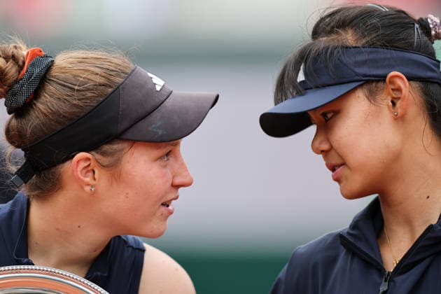 (260606) -- PARIS, June 6, 2026 -- Alisa Oktiabreva (L) of Russia and Sun Xinran of China talk with each other during the awarding ceremony after the girl s singles final match at the French Open tennis tournament at Roland Garros, Paris, France, June 6, 2026. ) (SP)FRANCE-PARIS-TENNIS-FRENCH OPEN-GIRL S SINGLES-FINAL WuxHuiwo 