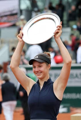 (260606) -- PARIS, June 6, 2026 -- Alisa Oktiabreva of Russia celebrates during the awarding ceremony after the girl s singles final match between Alisa Oktiabreva of Russia and Sun Xinran of China at the French Open tennis tournament at Roland Garros, Paris, France, June 6, 2026. ) (SP)FRANCE-PARIS-TENNIS-FRENCH OPEN-GIRL S SINGLES-FINAL WuxHuiwo 