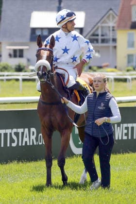 06.06.2026, Iffezheim, Baden-Wuerttemberg, GER - Zauberfloete mit Thore Hammer-Hansen nach dem Sieg im Badener Jugendpreis. Galopprennbahn Baden-Baden, Iffezheim. (Pferd, Jockey, Zauberfloete, Hammer-Hansen, Sieg) 260606B987IFFEZHEIM.JPG