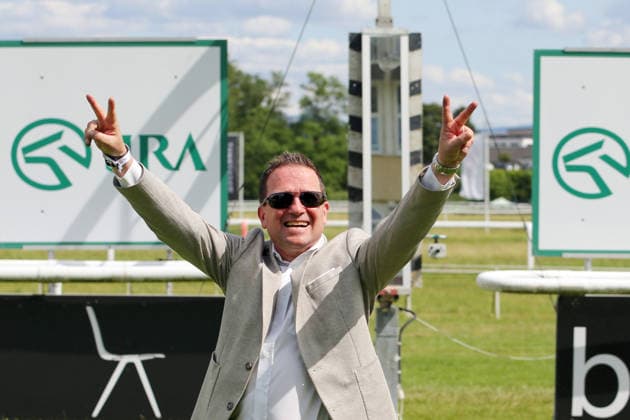 06.06.2026, Iffezheim, Baden-Wuerttemberg, GER - Trainer Andreas Suborics jubelt nach dem Sieg im Japan Racing Association Derby-Trial. Galopprennbahn Baden-Baden, Iffezheim. (Trainer, Suborics, Sieg, Emotion, Jubel, jubeln) 260606B992IFFEZHEIM.JPG