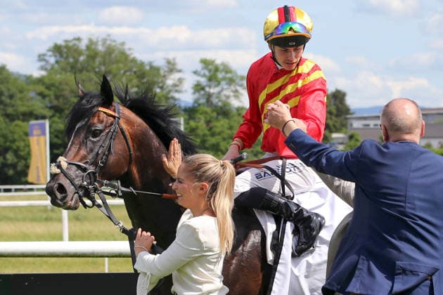 06.06.2026, Iffezheim, Baden-Wuerttemberg, GER - Seguro mit Benjamin Marie nach dem Sieg im Japan Racing Association Derby-Trial. Galopprennbahn Baden-Baden, Iffezheim. (Pferd, Jockey, Seguro, Marie, Sieg) 260606B993IFFEZHEIM.JPG
