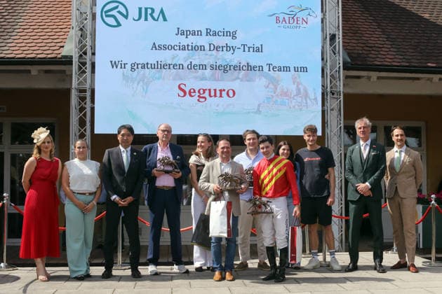 06.06.2026, Iffezheim, Baden-Wuerttemberg, GER - Siegerehrung: Seguro mit Benjamin Marie gewinnt das Japan Racing Association Derby-Trial. Galopprennbahn Baden-Baden, Iffezheim. (Siegerehrung, Seguro, Marie, Sieg) 260606B995IFFEZHEIM.JPG