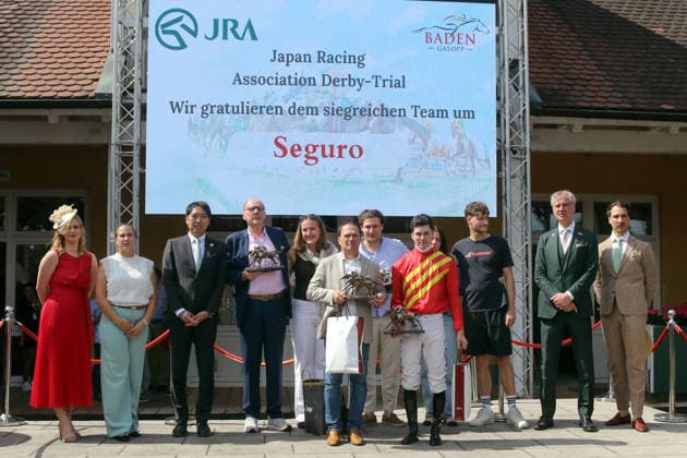 06.06.2026, Iffezheim, Baden-Wuerttemberg, GER - Siegerehrung: Seguro mit Benjamin Marie gewinnt das Japan Racing Association Derby-Trial. Galopprennbahn Baden-Baden, Iffezheim. (Siegerehrung, Seguro, Marie, Sieg) 260606B996IFFEZHEIM.JPG