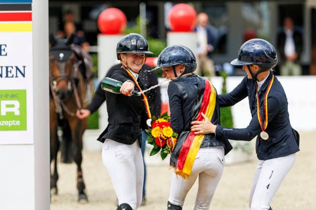 BALVE - LONGINES Balve Optimum 2026, BALVE - LONGINES Balve Optimum 2026 KLAPHAKE Laura (GER), ROTH Britt (GER), TEBBEL Justine (GER) Meisterehrung Meisterbad Sektdusche Springprüfung Kl.S