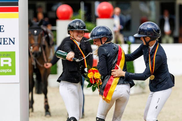 BALVE - LONGINES Balve Optimum 2026, BALVE - LONGINES Balve Optimum 2026 KLAPHAKE Laura (GER), ROTH Britt (GER), TEBBEL Justine (GER) Meisterehrung Meisterbad Sektdusche Springprüfung Kl.S