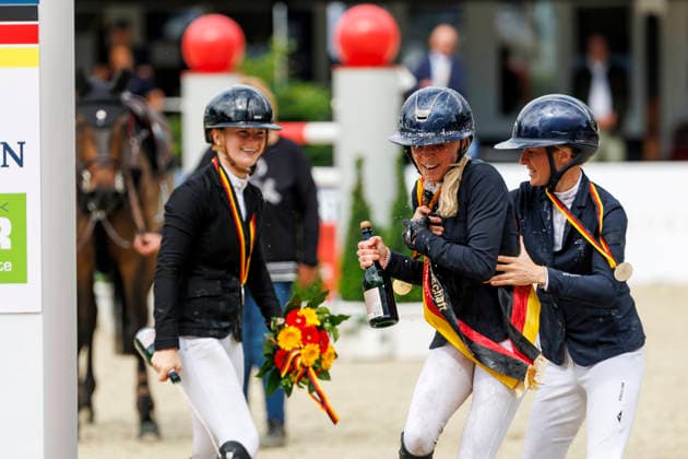BALVE - LONGINES Balve Optimum 2026, BALVE - LONGINES Balve Optimum 2026 KLAPHAKE Laura (GER), ROTH Britt (GER), TEBBEL Justine (GER) Meisterehrung Meisterbad Sektdusche Springprüfung Kl.S