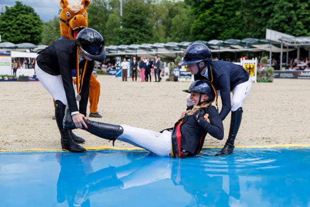 BALVE - LONGINES Balve Optimum 2026, BALVE - LONGINES Balve Optimum 2026 KLAPHAKE Laura (GER), ROTH Britt (GER), TEBBEL Justine (GER) Meisterehrung Meisterbad Sektdusche Springprüfung Kl.S
