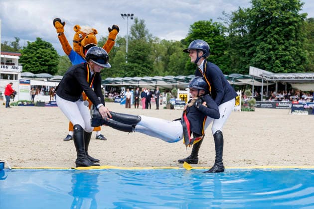 BALVE - LONGINES Balve Optimum 2026, BALVE - LONGINES Balve Optimum 2026 KLAPHAKE Laura (GER), ROTH Britt (GER), TEBBEL Justine (GER) Meisterehrung Meisterbad Sektdusche Springprüfung Kl.S