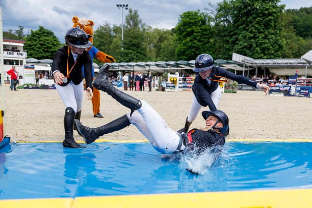 BALVE - LONGINES Balve Optimum 2026, BALVE - LONGINES Balve Optimum 2026 KLAPHAKE Laura (GER), ROTH Britt (GER), TEBBEL Justine (GER) Meisterehrung Meisterbad Sektdusche Springprüfung Kl.S
