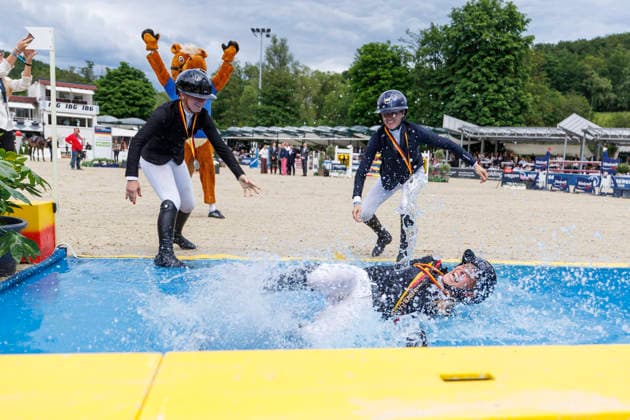 BALVE - LONGINES Balve Optimum 2026, BALVE - LONGINES Balve Optimum 2026 KLAPHAKE Laura (GER), ROTH Britt (GER), TEBBEL Justine (GER) Meisterehrung Meisterbad Sektdusche Springprüfung Kl.S
