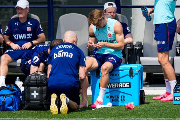 World Cup 2026 Greensboro, USA 20260606 Norways Martin Odegaard receives treatment during training with the Norwegian mens national soccer team at The University of North Carolina Greensboro UNCG Photo Fredrik Varfjell NTB Greensboro USA EDITORIAL USE ONLY RESTRICTED USE FOR BETTING COMPANIES  Copyright: xFredrikxVarfjellx xNTBx
