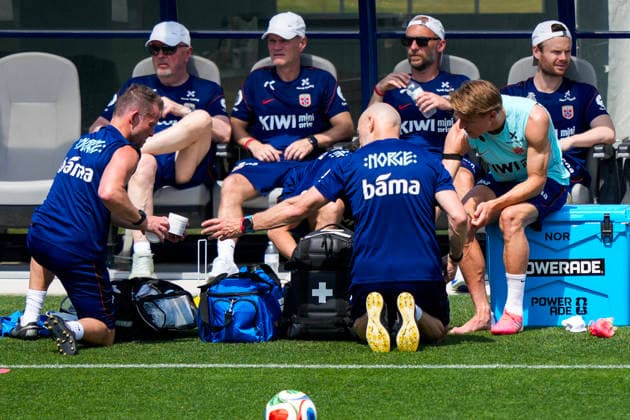 World Cup 2026 Greensboro, USA 20260606 Norway s Martin odegaard receives treatment during training with the Norwegian men s national football team at The University of North Carolina Greensboro UNCG Photo Fredrik Varfjell NTB Greensboro United States EDITORIAL USE ONLY RESTRICTED USE FOR BETTING COMPANIES  Copyright: xFredrikxVarfjellx xNTBx