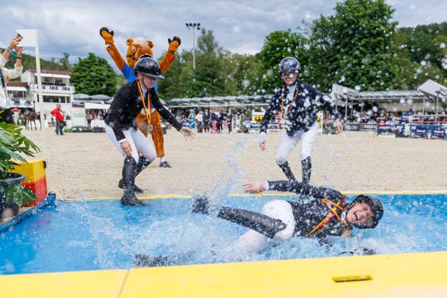 BALVE - LONGINES Balve Optimum 2026, BALVE - LONGINES Balve Optimum 2026 KLAPHAKE Laura (GER), ROTH Britt (GER), TEBBEL Justine (GER) Meisterehrung Meisterbad Sektdusche Springprüfung Kl.S