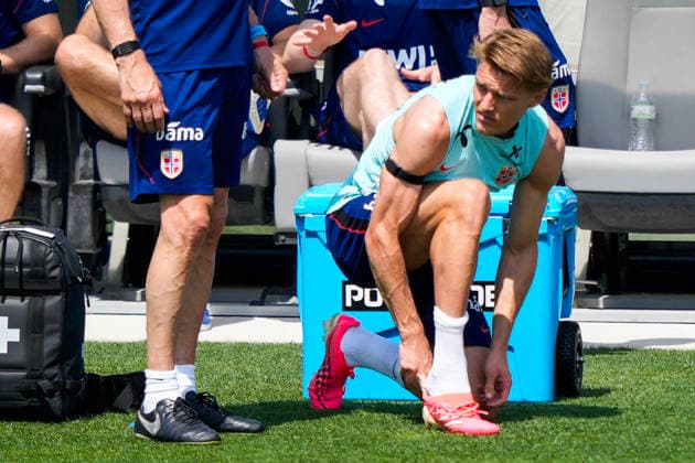 World Cup 2026 Greensboro, USA 20260606 Norway s Martin odegaard receives treatment during training with the Norwegian men s national football team at The University of North Carolina Greensboro UNCG Photo Fredrik Varfjell NTB Greensboro United States EDITORIAL USE ONLY RESTRICTED USE FOR BETTING COMPANIES  Copyright: xFredrikxVarfjellx xNTBx