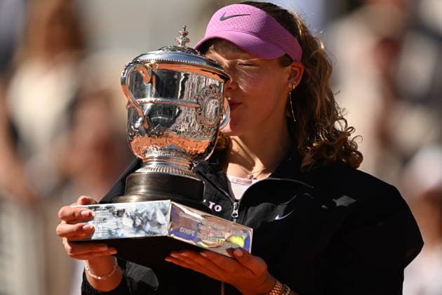 Mirra Andreeva wins women s Roland Garros final PARIS, FRANCE - JUNE 06: Mirra Andreeva holds the Coupe Suzanne Lenglen (Suzanne Lenglen Trophy) after winning the women s singles final match on day 14 of the French Open tennis tournament on Court Philippe-Chatrier at the Roland-Garros Complex in Paris, France on June 6, 2026. Burak Akbulut Anadolu Paris France. Editorial use only. Please get in touch for any other usage.  Copyright: x2026xAnadoluxBurakxAkbulutx