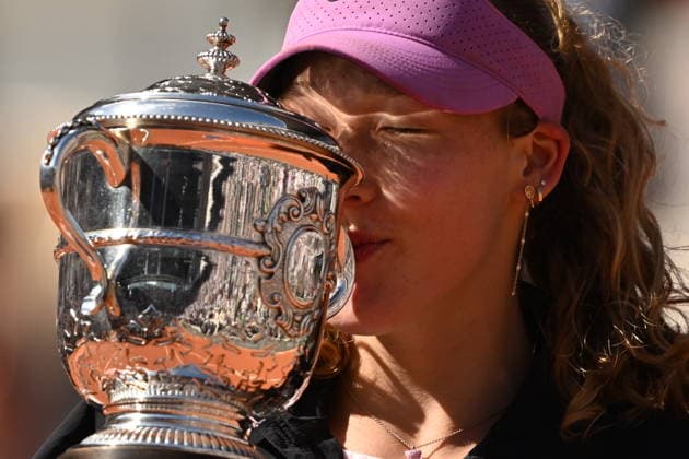 Mirra Andreeva wins women s Roland Garros final PARIS, FRANCE - JUNE 06: Mirra Andreeva holds Coupe Suzanne Lenglen (Suzanne Lenglen Trophy) after winning against Maja Chwalinska (not seen) of Poland during the women s final singles match on day 14 of the French Open tennis tournament on Court Philippe-Chatrier at the Roland-Garros Complex in Paris, France on June 6, 2026. Burak Akbulut Anadolu Paris France. Editorial use only. Please get in touch for any other usage.  Copyright: x2026xAnadoluxBurakxAkbulutx
