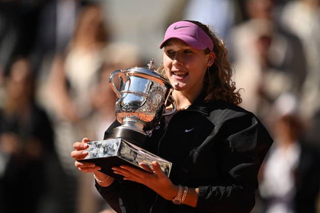 Mirra Andreeva wins women s Roland Garros final PARIS, FRANCE - JUNE 06: Mirra Andreeva holds Coupe Suzanne Lenglen (Suzanne Lenglen Trophy) after winning against Maja Chwalinska (not seen) of Poland during the women s final singles match on day 14 of the French Open tennis tournament on Court Philippe-Chatrier at the Roland-Garros Complex in Paris, France on June 6, 2026. Burak Akbulut Anadolu Paris France. Editorial use only. Please get in touch for any other usage.  Copyright: x2026xAnadoluxBurakxAkbulutx