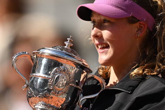 Mirra Andreeva wins women s Roland Garros final PARIS, FRANCE - JUNE 06: Mirra Andreeva holds Coupe Suzanne Lenglen (Suzanne Lenglen Trophy) after winning against Maja Chwalinska (not seen) of Poland during the women s final singles match on day 14 of the French Open tennis tournament on Court Philippe-Chatrier at the Roland-Garros Complex in Paris, France on June 6, 2026. Burak Akbulut Anadolu Paris France. Editorial use only. Please get in touch for any other usage.  Copyright: x2026xAnadoluxBurakxAkbulutx