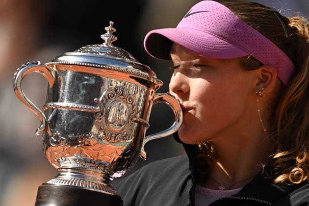 Mirra Andreeva wins women s Roland Garros final PARIS, FRANCE - JUNE 06: Mirra Andreeva holds Coupe Suzanne Lenglen (Suzanne Lenglen Trophy) after winning against Maja Chwalinska (not seen) of Poland during the women s final singles match on day 14 of the French Open tennis tournament on Court Philippe-Chatrier at the Roland-Garros Complex in Paris, France on June 6, 2026. Burak Akbulut Anadolu Paris France. Editorial use only. Please get in touch for any other usage.  Copyright: x2026xAnadoluxBurakxAkbulutx