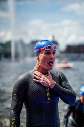 Ironman Hamburg Wettkampf der Ironman CEOs 06.06.26: Impressionen vom exklusiven CEO-Wettkampf im Rahmen des Ironman Hamburg 2026. Die teilnehmenden Geschäftsführer und CEOs absolvierten einen Aquathlon, bestehend aus 200 Metern Schwimmen in der Binnenalster und einem anschließenden 5-Kilometer-Lauf entlang der Alsterufer. Das Event bietet Wirtschaftslenkern eine sportliche Plattform im Vorfeld des Hauptrennens. Fotos: Julian Richter Hamburg Alster Hamburg Deutschland