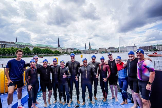 Ironman Hamburg Wettkampf der Ironman CEOs 06.06.26: Impressionen vom exklusiven CEO-Wettkampf im Rahmen des Ironman Hamburg 2026. Die teilnehmenden Geschäftsführer und CEOs absolvierten einen Aquathlon, bestehend aus 200 Metern Schwimmen in der Binnenalster und einem anschließenden 5-Kilometer-Lauf entlang der Alsterufer. Das Event bietet Wirtschaftslenkern eine sportliche Plattform im Vorfeld des Hauptrennens. Fotos: Julian Richter Hamburg Alster Hamburg Deutschland