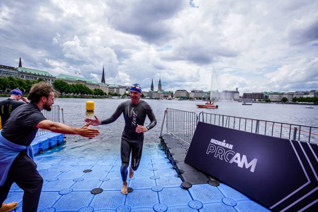 Ironman Hamburg Wettkampf der Ironman CEOs 06.06.26: Impressionen vom exklusiven CEO-Wettkampf im Rahmen des Ironman Hamburg 2026. Die teilnehmenden Geschäftsführer und CEOs absolvierten einen Aquathlon, bestehend aus 200 Metern Schwimmen in der Binnenalster und einem anschließenden 5-Kilometer-Lauf entlang der Alsterufer. Das Event bietet Wirtschaftslenkern eine sportliche Plattform im Vorfeld des Hauptrennens. Fotos: Julian Richter Hamburg Alster Hamburg Deutschland