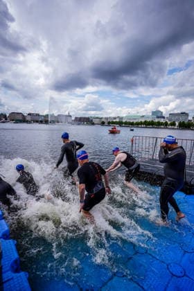 Ironman Hamburg Wettkampf der Ironman CEOs 06.06.26: Impressionen vom exklusiven CEO-Wettkampf im Rahmen des Ironman Hamburg 2026. Die teilnehmenden Geschäftsführer und CEOs absolvierten einen Aquathlon, bestehend aus 200 Metern Schwimmen in der Binnenalster und einem anschließenden 5-Kilometer-Lauf entlang der Alsterufer. Das Event bietet Wirtschaftslenkern eine sportliche Plattform im Vorfeld des Hauptrennens. Fotos: Julian Richter Hamburg Alster Hamburg Deutschland