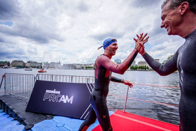Ironman Hamburg Wettkampf der Ironman CEOs 06.06.26: Impressionen vom exklusiven CEO-Wettkampf im Rahmen des Ironman Hamburg 2026. Die teilnehmenden Geschäftsführer und CEOs absolvierten einen Aquathlon, bestehend aus 200 Metern Schwimmen in der Binnenalster und einem anschließenden 5-Kilometer-Lauf entlang der Alsterufer. Das Event bietet Wirtschaftslenkern eine sportliche Plattform im Vorfeld des Hauptrennens. Fotos: Julian Richter Hamburg Alster Hamburg Deutschland