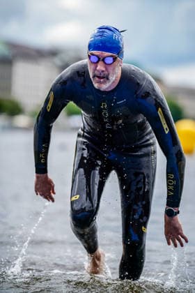 Ironman Hamburg Wettkampf der Ironman CEOs 06.06.26: Impressionen vom exklusiven CEO-Wettkampf im Rahmen des Ironman Hamburg 2026. Die teilnehmenden Geschäftsführer und CEOs absolvierten einen Aquathlon, bestehend aus 200 Metern Schwimmen in der Binnenalster und einem anschließenden 5-Kilometer-Lauf entlang der Alsterufer. Das Event bietet Wirtschaftslenkern eine sportliche Plattform im Vorfeld des Hauptrennens. Fotos: Julian Richter Hamburg Alster Hamburg Deutschland