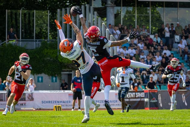 Ball deflected by Devin Hembry (Potsdam Royals, 06 Defensive Back), Tim Müller (ifm Razorbacks Ravensburg, 87 Wide Receiver) tried to catch it. ifm Razorbacks Ravensburg vs Potsdam Royals, American Football, German Football League, Week 5, 2026, 06.06.2026, Weingarten TeleData Stadion am Lindenhof Baden Württemberg Germany Copyright: xFootxBowl SebastianxJustx