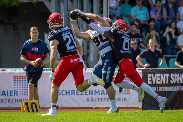 William Enneking (ifm Razorbacks Ravensburg, 80 Tight End) catches the ball while Joshua Shodipo (Potsdam Royals, 00 Defensive Back) tries to deflect ifm Razorbacks Ravensburg vs Potsdam Royals, American Football, German Football League, Week 5, 2026, 06.06.2026, Weingarten TeleData Stadion am Lindenhof Baden Württemberg Germany Copyright: xFootxBowl SebastianxJustx