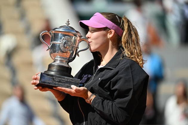 Mirra Andreeva wins women s Roland Garros final PARIS, FRANCE - JUNE 06: Mirra Andreeva holds Coupe Suzanne Lenglen (Suzanne Lenglen Trophy) after winning against Maja Chwalinska (not seen) of Poland during the women s final singles match on day 14 of the French Open tennis tournament on Court Philippe-Chatrier at the Roland-Garros Complex in Paris, France on June 6, 2026. Mustafa Yalcin Anadolu Paris France. Editorial use only. Please get in touch for any other usage.  Copyright: x2026xAnadoluxMustafaxYalcinx