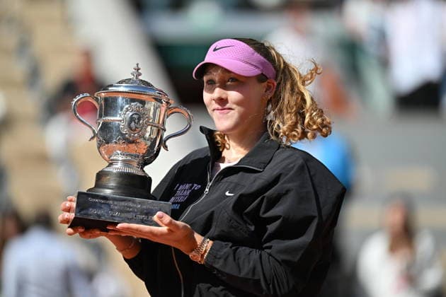 Mirra Andreeva wins women s Roland Garros final PARIS, FRANCE - JUNE 06: Mirra Andreeva holds Coupe Suzanne Lenglen (Suzanne Lenglen Trophy) after winning against Maja Chwalinska (not seen) of Poland during the women s final singles match on day 14 of the French Open tennis tournament on Court Philippe-Chatrier at the Roland-Garros Complex in Paris, France on June 6, 2026. Mustafa Yalcin Anadolu Paris France. Editorial use only. Please get in touch for any other usage.  Copyright: x2026xAnadoluxMustafaxYalcinx