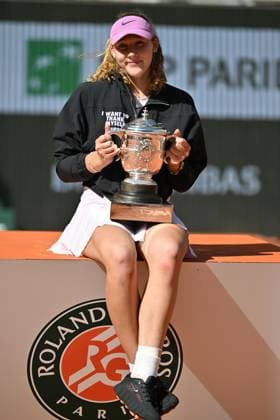 Mirra Andreeva wins women s Roland Garros final PARIS, FRANCE - JUNE 06: Mirra Andreeva holds Coupe Suzanne Lenglen (Suzanne Lenglen Trophy) after winning against Maja Chwalinska (not seen) of Poland during the women s final singles match on day 14 of the French Open tennis tournament on Court Philippe-Chatrier at the Roland-Garros Complex in Paris, France on June 6, 2026. Mustafa Yalcin Anadolu Paris France. Editorial use only. Please get in touch for any other usage.  Copyright: x2026xAnadoluxMustafaxYalcinx