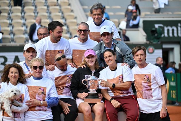 Mirra Andreeva wins women s Roland Garros final PARIS, FRANCE - JUNE 06: Mirra Andreeva holds Coupe Suzanne Lenglen (Suzanne Lenglen Trophy) after winning against Maja Chwalinska (not seen) of Poland during the women s final singles match on day 14 of the French Open tennis tournament on Court Philippe-Chatrier at the Roland-Garros Complex in Paris, France on June 6, 2026. Mustafa Yalcin Anadolu Paris France. Editorial use only. Please get in touch for any other usage.  Copyright: x2026xAnadoluxMustafaxYalcinx