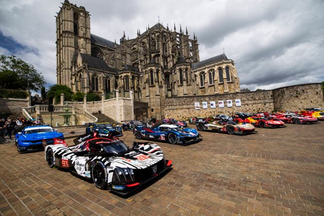 24 HEURES DU MANS 2026 - CITY CENTRE PARADE 93 DI RESTA Paul (gbr), VANDOORNE Stoffel (bel), CASSIDY Nick (nzl), Peugeot TotalEnergies, Peugeot 9X8 93, Hypercar, action during the City Center Parade of the 24 Hours of Le Mans 2026, 3rd round of the 2026 FIA World Endurance Championship, on June 6, 2026 in Le Mans, France - Le MansFrance Copyright: xJULIENxDELFOSSEx