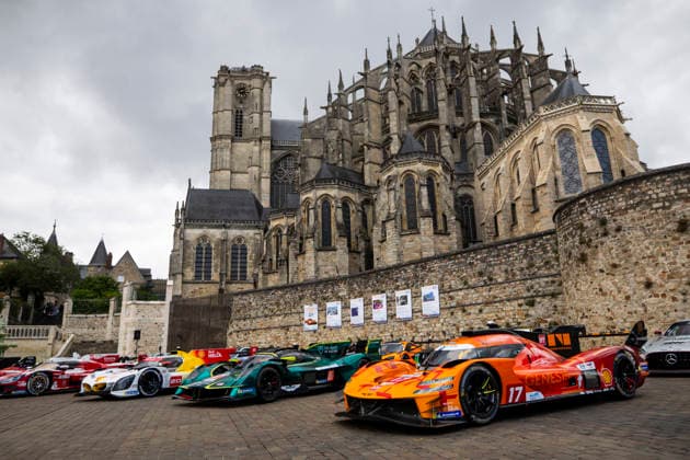 24 HEURES DU MANS 2026 - CITY CENTRE PARADE 17 LOTTERER Andrà (ger), DERANI Pipo (bra), JAUBERT Mathys (fra), Genesis Magma Racing, Genesis GMR-001 17, Hypercar, ambiance during the City Center Parade of the 24 Hours of Le Mans 2026, 3rd round of the 2026 FIA World Endurance Championship, on June 6, 2026 in Le Mans, France - Le MansFrance Copyright: xJULIENxDELFOSSEx