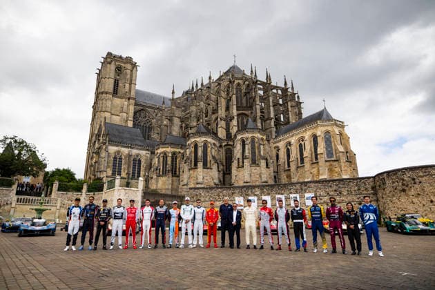 24 HEURES DU MANS 2026 - CITY CENTRE PARADE Family Picture with drivers during the City Center Parade of the 24 Hours of Le Mans 2026, 3rd round of the 2026 FIA World Endurance Championship, on June 6, 2026 in Le Mans, France - Le MansFrance  Copyright: xJULIENxDELFOSSEx