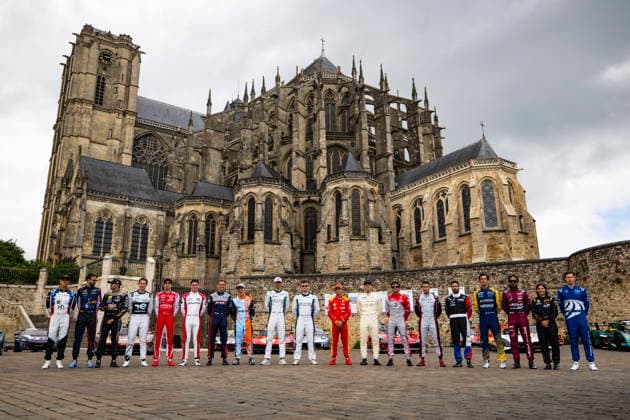 24 HEURES DU MANS 2026 - CITY CENTRE PARADE Family Picture with drivers during the City Center Parade of the 24 Hours of Le Mans 2026, 3rd round of the 2026 FIA World Endurance Championship, on June 6, 2026 in Le Mans, France - Le MansFrance  Copyright: xJULIENxDELFOSSEx
