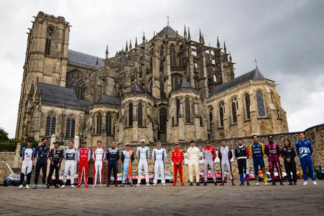 24 HEURES DU MANS 2026 - CITY CENTRE PARADE Family Picture with drivers during the City Center Parade of the 24 Hours of Le Mans 2026, 3rd round of the 2026 FIA World Endurance Championship, on June 6, 2026 in Le Mans, France - Le MansFrance  Copyright: xJULIENxDELFOSSEx