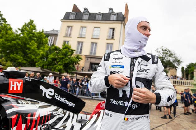 24 HEURES DU MANS 2026 - CITY CENTRE PARADE VANDOORNE Stoffel (bel), Peugeot TotalEnergies, Peugeot 9X8 93, Hypercar, portrait during the City Center Parade of the 24 Hours of Le Mans 2026, 3rd round of the 2026 FIA World Endurance Championship, on June 6, 2026 in Le Mans, France - Le MansFrance  Copyright: xJULIENxDELFOSSEx