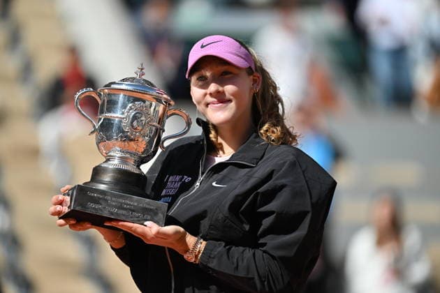 Mirra Andreeva wins women s Roland Garros final PARIS, FRANCE - JUNE 06: Mirra Andreeva holds Coupe Suzanne Lenglen (Suzanne Lenglen Trophy) after winning against Maja Chwalinska (not seen) of Poland during the Women s Singles final match on day 14 of the French Open tennis tournament on Court Philippe-Chatrier at the Roland-Garros Complex in Paris, France on June 6, 2026. Mustafa Yalcin Anadolu Paris France. Editorial use only. Please get in touch for any other usage.  Copyright: x2026xAnadoluxMustafaxYalcinx