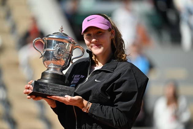 Mirra Andreeva wins women s Roland Garros final PARIS, FRANCE - JUNE 06: Mirra Andreeva holds Coupe Suzanne Lenglen (Suzanne Lenglen Trophy) after winning against Maja Chwalinska (not seen) of Poland during the Women s Singles final match on day 14 of the French Open tennis tournament on Court Philippe-Chatrier at the Roland-Garros Complex in Paris, France on June 6, 2026. Mustafa Yalcin Anadolu Paris France. Editorial use only. Please get in touch for any other usage.  Copyright: x2026xAnadoluxMustafaxYalcinx