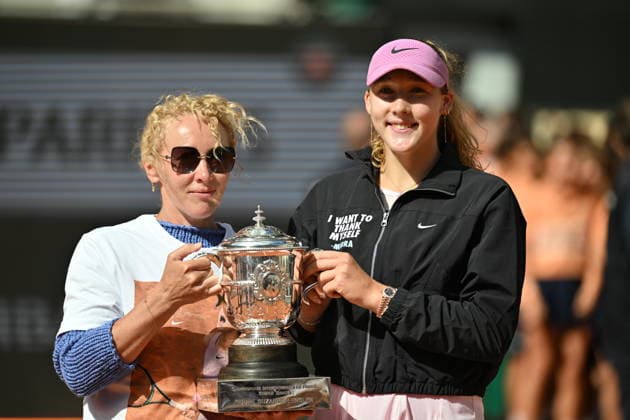 Mirra Andreeva wins women s Roland Garros final PARIS, FRANCE - JUNE 06: Mirra Andreeva holds Coupe Suzanne Lenglen (Suzanne Lenglen Trophy) after winning against Maja Chwalinska (not seen) of Poland during the Women s Singles final match on day 14 of the French Open tennis tournament on Court Philippe-Chatrier at the Roland-Garros Complex in Paris, France on June 6, 2026. Mustafa Yalcin Anadolu Paris France. Editorial use only. Please get in touch for any other usage.  Copyright: x2026xAnadoluxMustafaxYalcinx