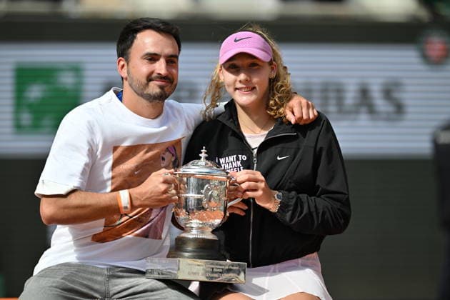 Mirra Andreeva wins women s Roland Garros final PARIS, FRANCE - JUNE 06: Mirra Andreeva holds Coupe Suzanne Lenglen (Suzanne Lenglen Trophy) after winning against Maja Chwalinska (not seen) of Poland during the Women s Singles final match on day 14 of the French Open tennis tournament on Court Philippe-Chatrier at the Roland-Garros Complex in Paris, France on June 6, 2026. Mustafa Yalcin Anadolu Paris France. Editorial use only. Please get in touch for any other usage.  Copyright: x2026xAnadoluxMustafaxYalcinx