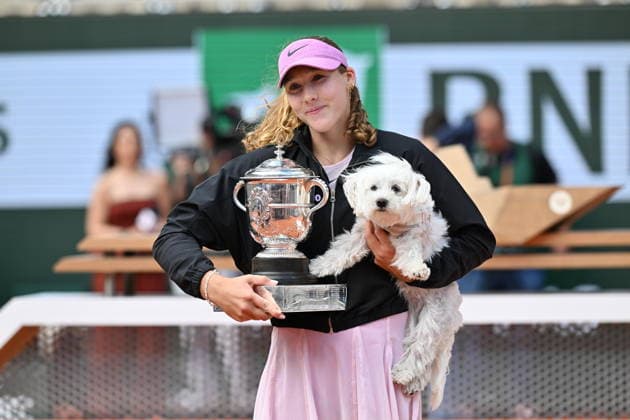 Mirra Andreeva wins women s Roland Garros final PARIS, FRANCE - JUNE 06: Mirra Andreeva holds Coupe Suzanne Lenglen (Suzanne Lenglen Trophy) after winning against Maja Chwalinska (not seen) of Poland during the Women s Singles final match on day 14 of the French Open tennis tournament on Court Philippe-Chatrier at the Roland-Garros Complex in Paris, France on June 6, 2026. Mustafa Yalcin Anadolu Paris France. Editorial use only. Please get in touch for any other usage.  Copyright: x2026xAnadoluxMustafaxYalcinx