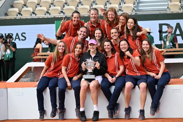 Mirra Andreeva wins women s Roland Garros final PARIS, FRANCE - JUNE 06: Mirra Andreeva holds Coupe Suzanne Lenglen (Suzanne Lenglen Trophy) after winning against Maja Chwalinska (not seen) of Poland during the Women s Singles final match on day 14 of the French Open tennis tournament on Court Philippe-Chatrier at the Roland-Garros Complex in Paris, France on June 6, 2026. Mustafa Yalcin Anadolu Paris France. Editorial use only. Please get in touch for any other usage.  Copyright: x2026xAnadoluxMustafaxYalcinx