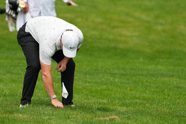 DUBLIN, OH - JUNE 06: Rory McIlroy of Northern Ireland marks his ball location after play is suspended during third round of the Memorial Tournament on June 06, 2026 at the Muirfield Village Golf Club in Dublin, Ohio. (Photo by Jason Mowry Icon Sportswire) GOLF: JUN 06 PGA, Golf Herren the Memorial Tournament presented by Workday EDITORIAL USE ONLY Icon260606012