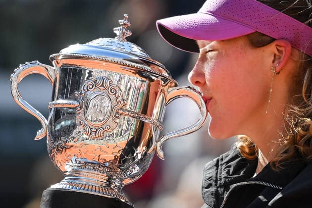 June 6, 2026, Paris, France, France: Mirra ANDREEVA of Russia celebrates his victory with the trophy during the fourteenth day of the Roland-Garros 2026, French Open 2026, Grand Slam tennis tournament at Roland-Garros Stadium on June 06, 2026 in Paris, France. Paris France - ZUMAm308 20260606_zsp_m308_007 Copyright: xMatthieuxMirvillex